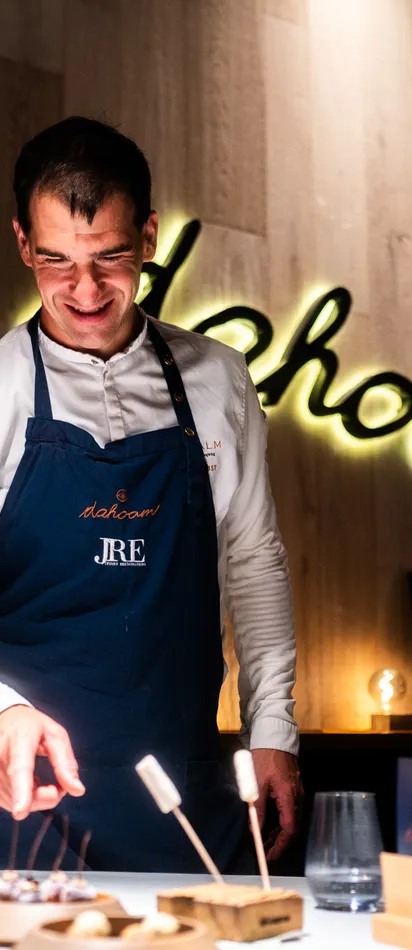 Gourmetkoch Andreas Herbst präsentiert sein Menü in seinem Sternerestaurant "dahoam"